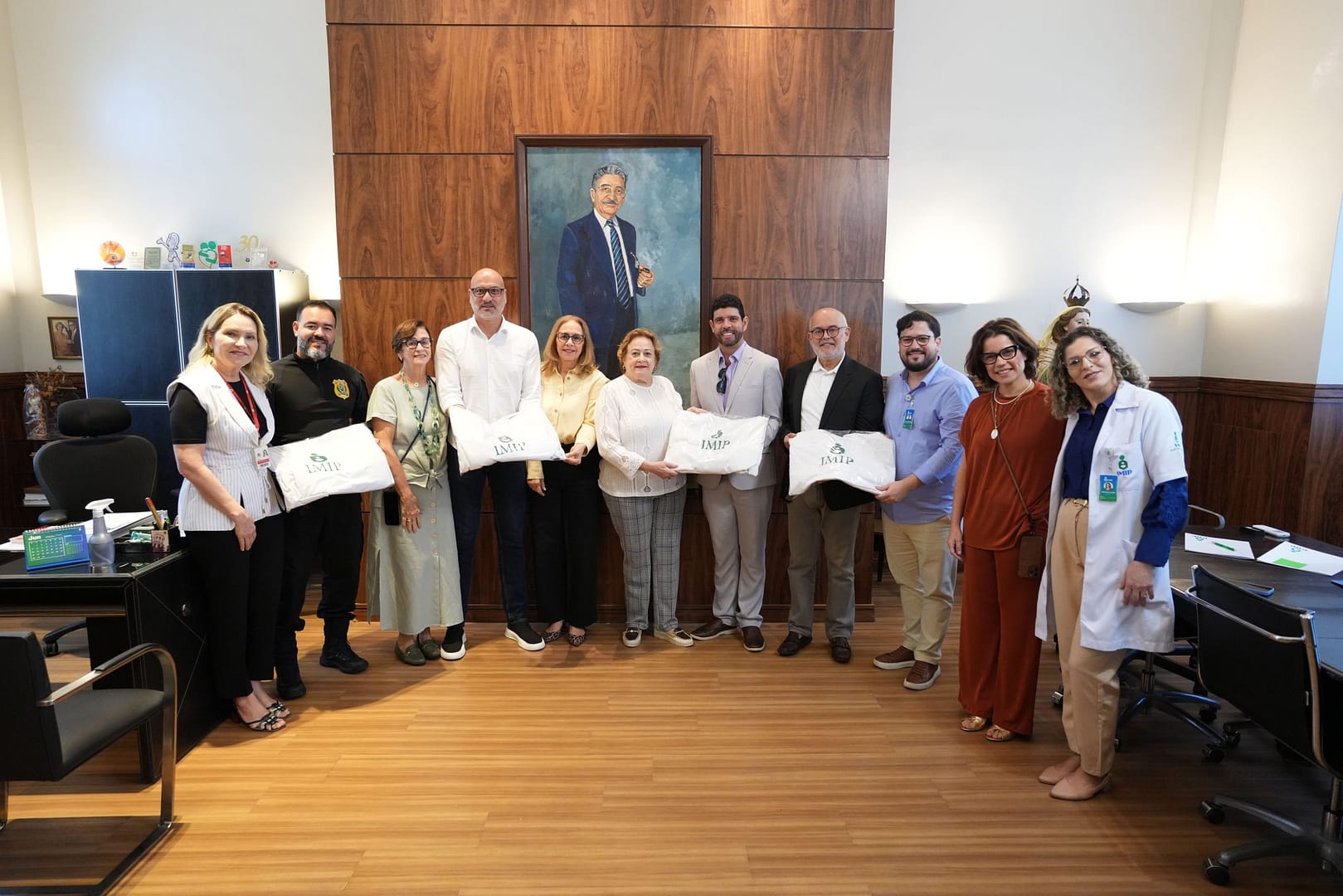 A entrega dos lençóis ocorreu na presidência do IMIP.